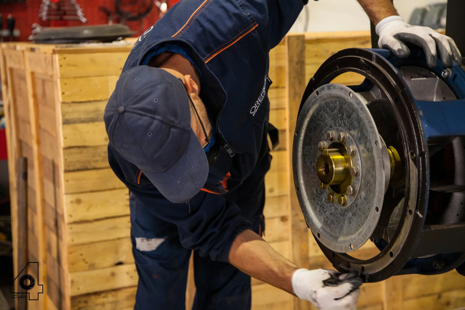 Tecnico Orefice al lavoro su un alternatore