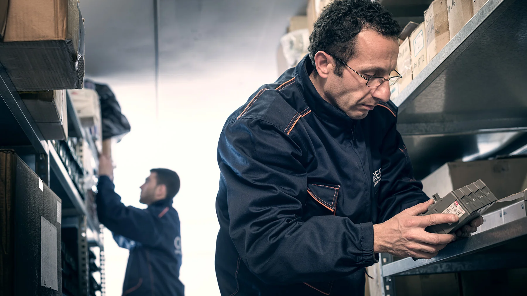 Tecnico Orefice al lavoro su un gruppo elettrogeno