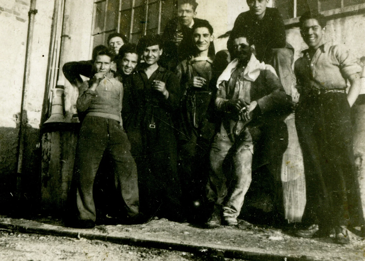Natale Orefice con i collaboratori dell'officina, anni '30