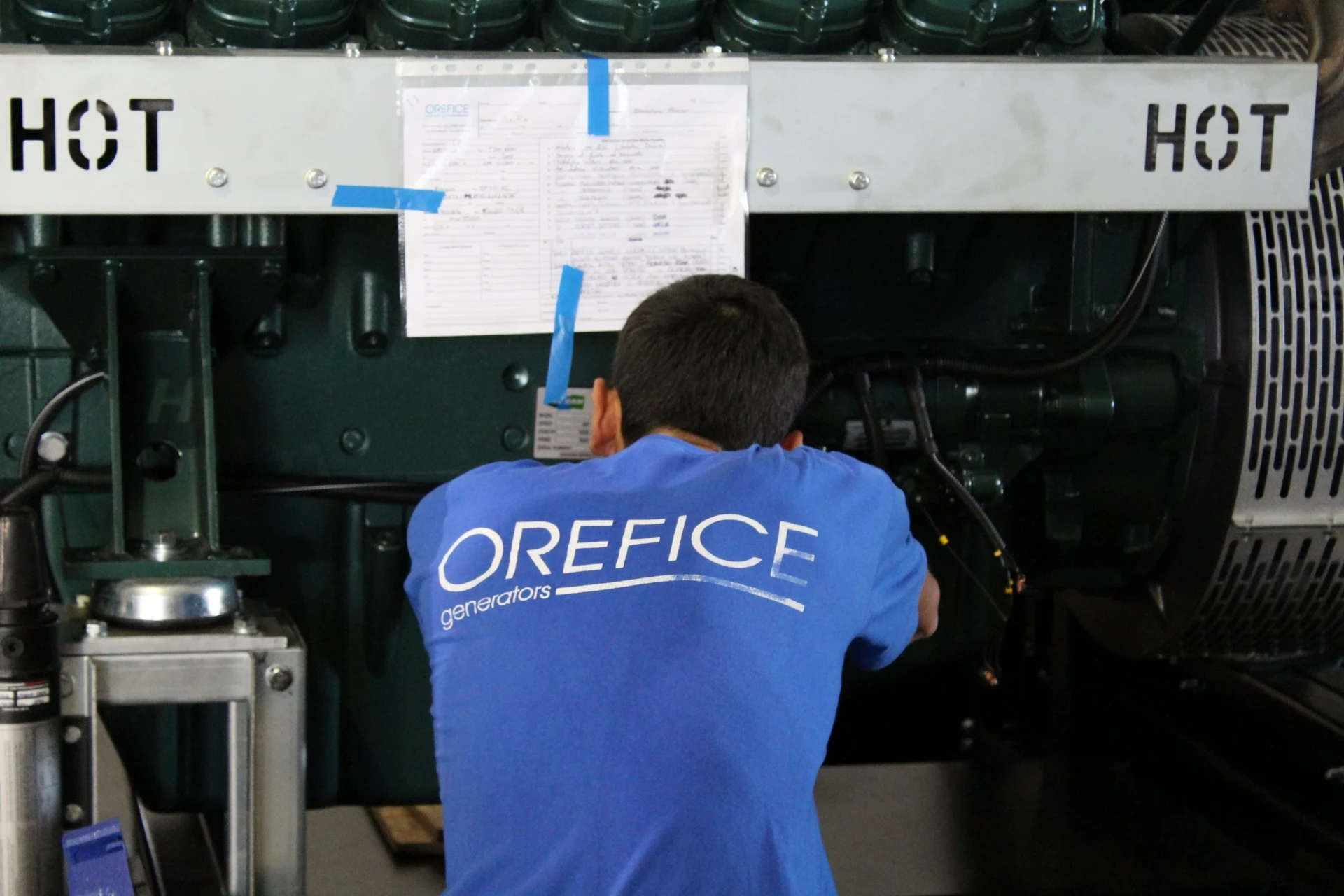 Tecnico Orefice al lavoro su un motore Doosan