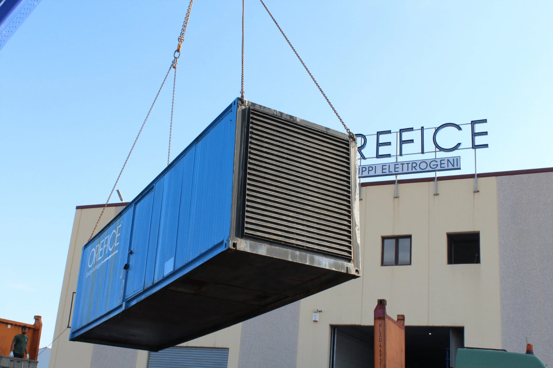 Container Orefice Gruppi Elettrogeni sollevato da gru davanti allo stabilimento